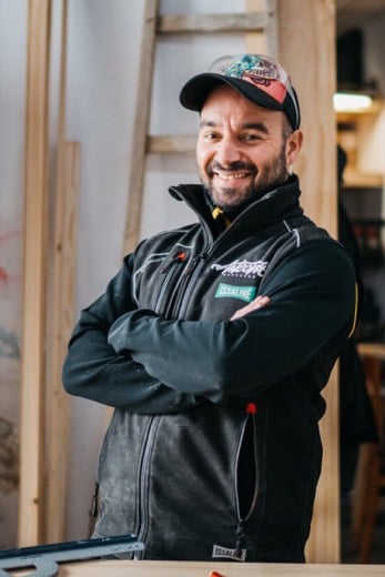 Profesional con chaqueta Issaline en taller